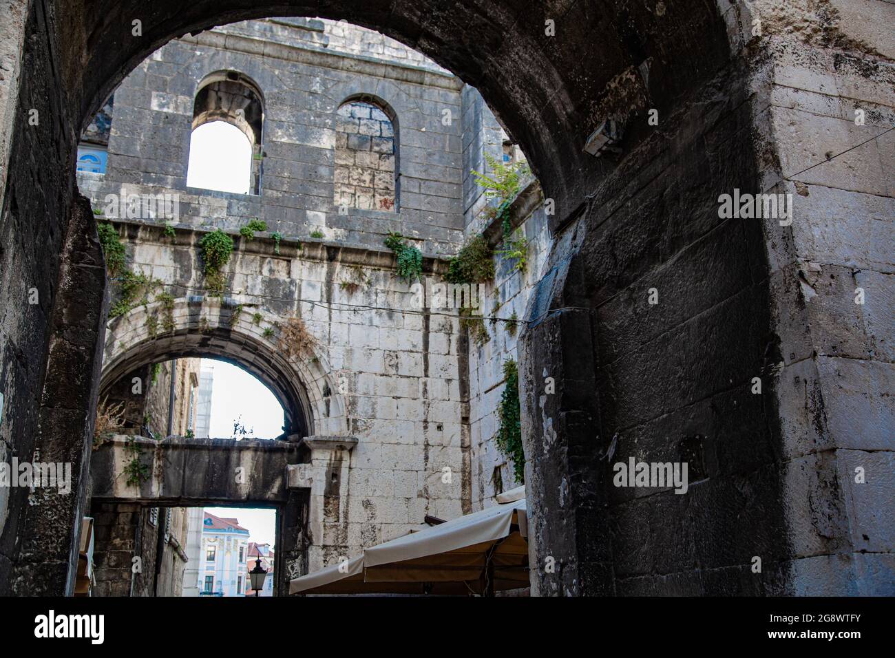 Ciudad fundada por Diocleciano en Croacia a orillas del mar adriatico, con casco antiguo de calles estrechas con arquitectura muy característica Foto Stock