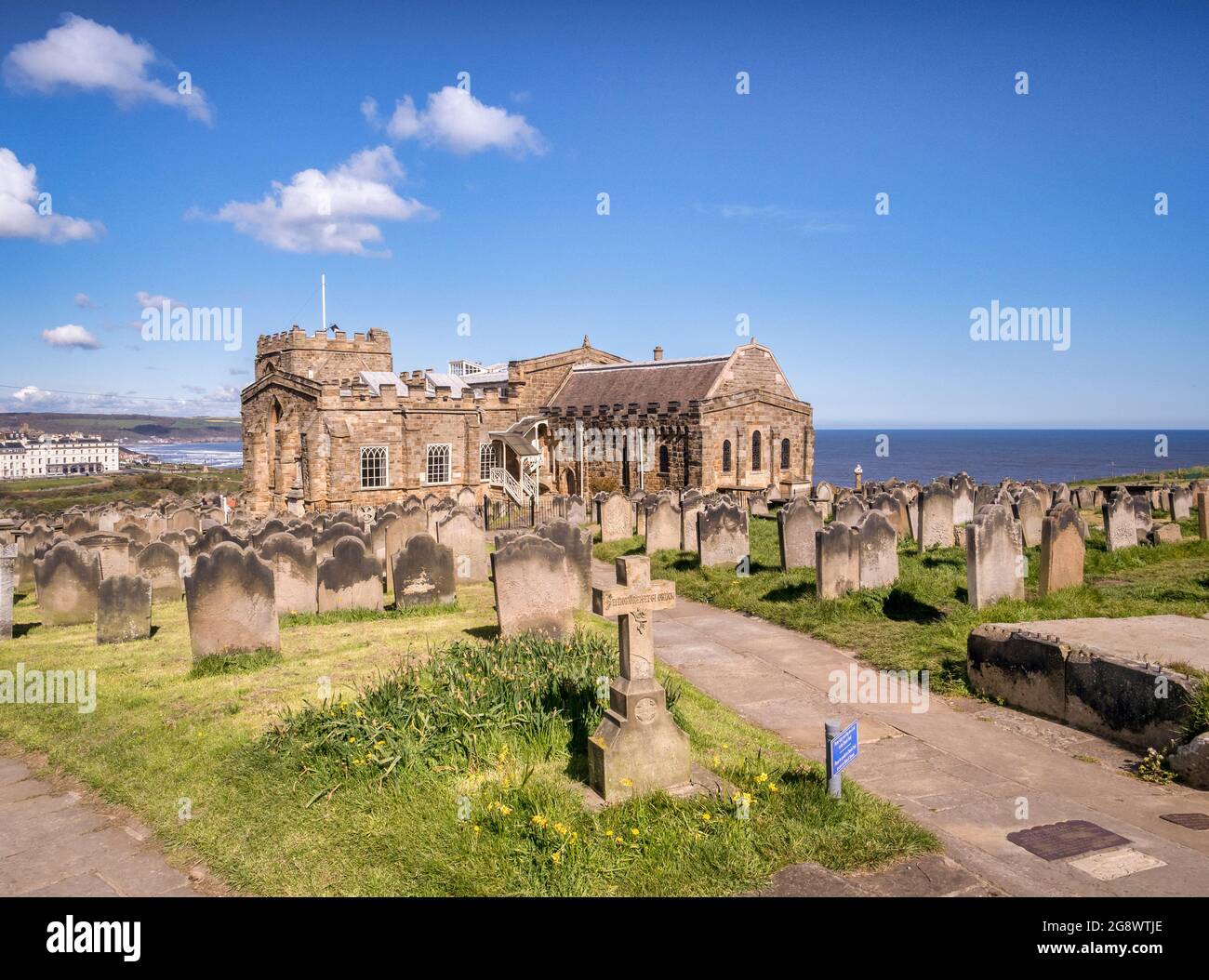 La storica chiesa di St Mary sulla scogliera orientale a Whitby, North Yorkshire. Foto Stock
