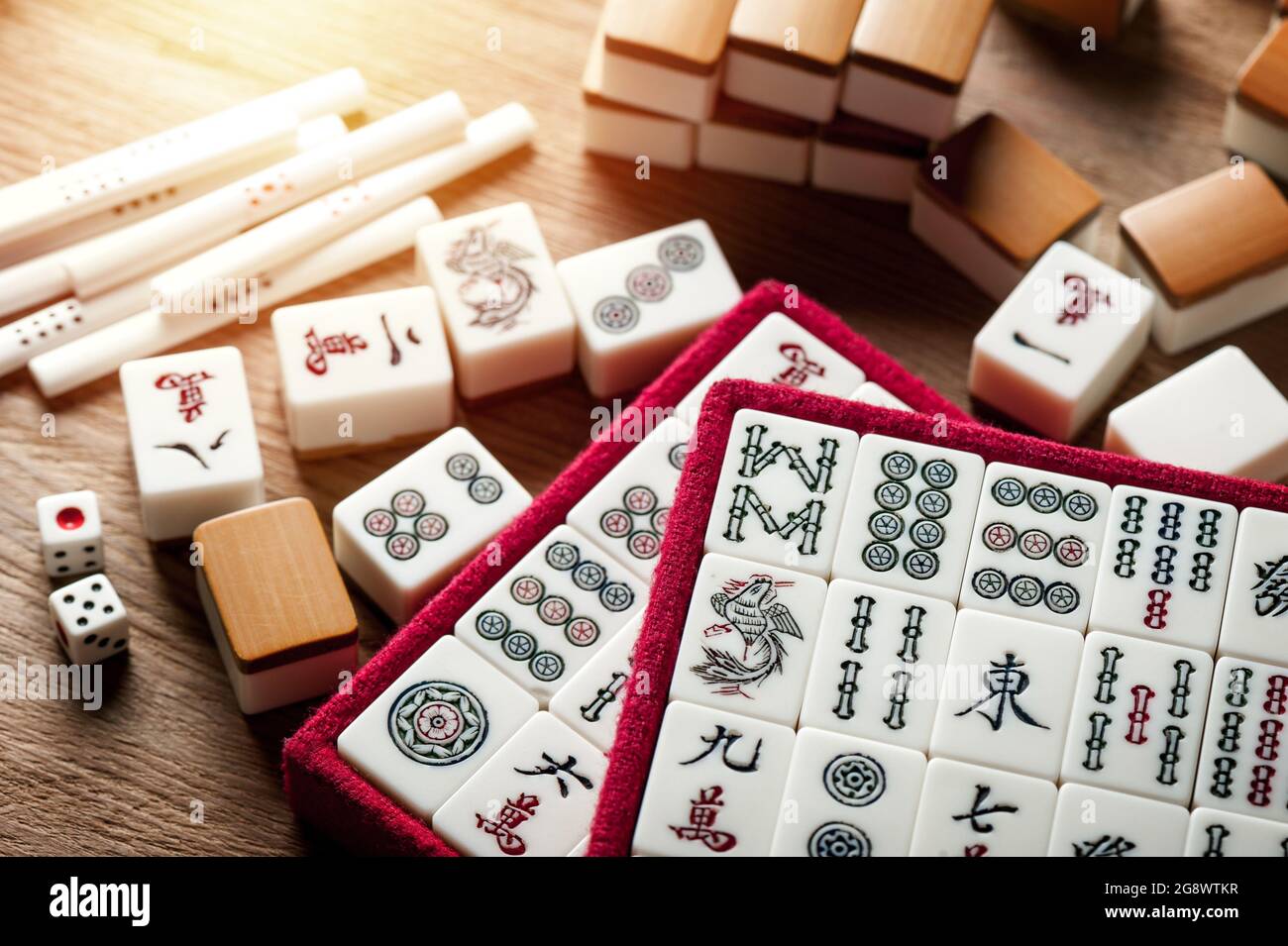 Attrezzature per gioco Mahjong. Mahjong è l'antico gioco da tavolo asiatico  Foto stock - Alamy
