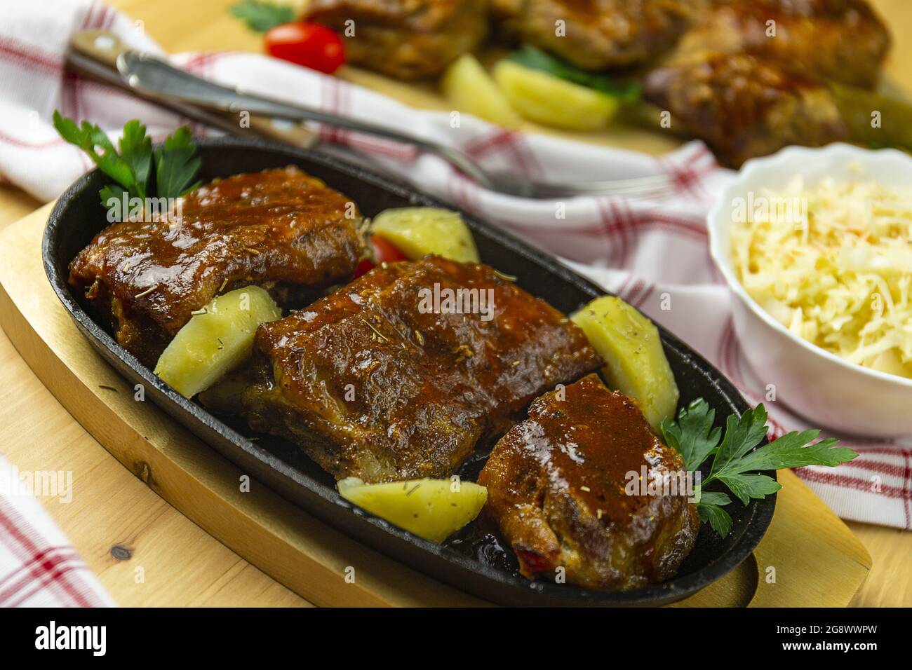 Poco profonda concentrazione di costolette in salsa barbecue con insalata di insalata di insalata di insalata di insalata di insalata di insalata di insalata di Foto Stock Poco profonda concentrazione di costolette in salsa barbecue con insalata di insalata di insalata di insalata di insalata di insalata di insalata di insalata di Foto Stock