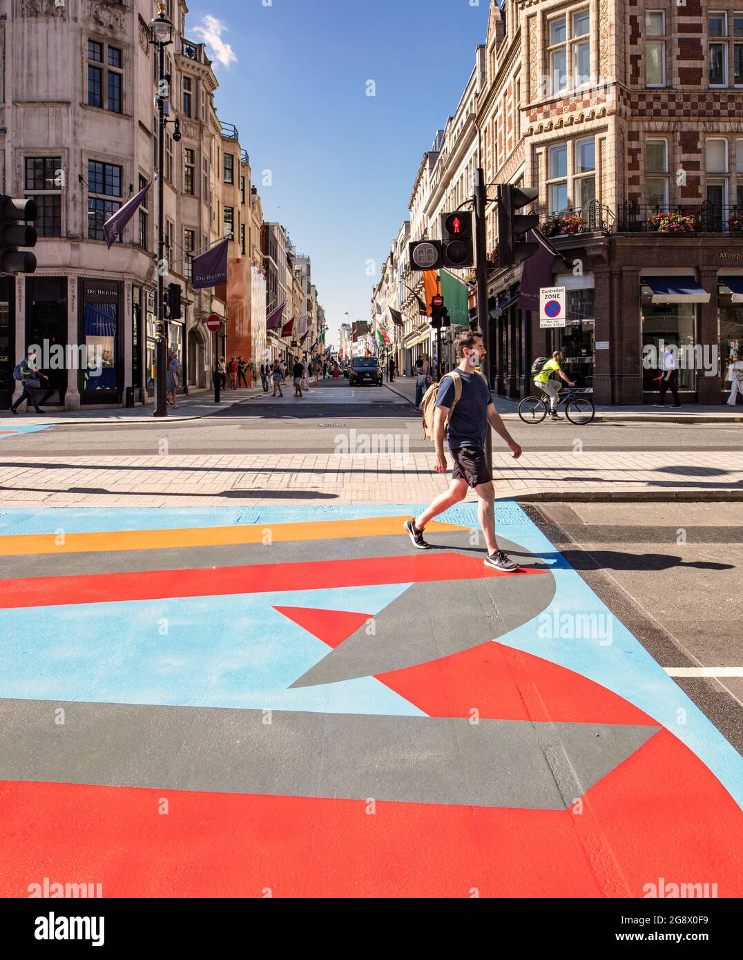 Attraversamento pedonale dipinto a Piccadilly; Art of London, artisti Michael Armitage, Vanessa Jackson, Isaac Julien, Farshid Moussavi, Yinka Shonimbare Foto Stock