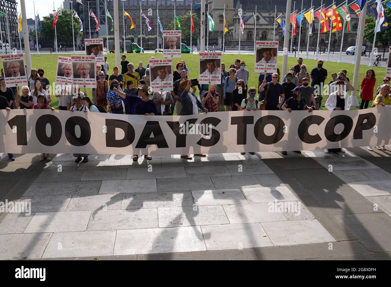 Gli attivisti hanno un banner durante una dimostrazione organizzata dalla Coalizione del clima a Parliament Square, Londra, per segnare 100 giorni per andare fino al vertice del clima del Cop26 a Glasgow. Data immagine: Venerdì 23 luglio 2021. Foto Stock