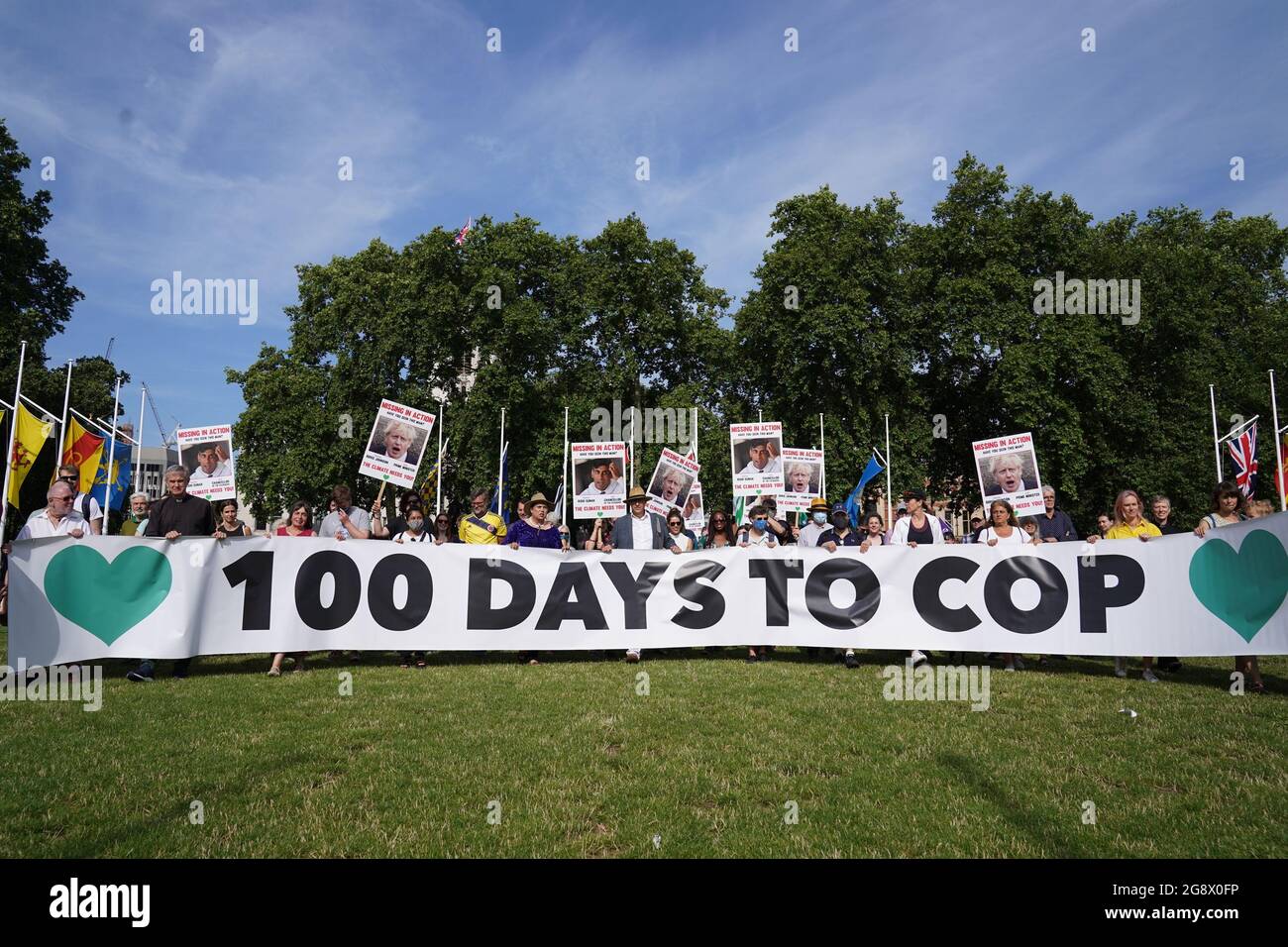 Gli attivisti hanno un banner durante una dimostrazione organizzata dalla Coalizione del clima a Parliament Square, Londra, per segnare 100 giorni per andare fino al vertice del clima del Cop26 a Glasgow. Data immagine: Venerdì 23 luglio 2021. Foto Stock