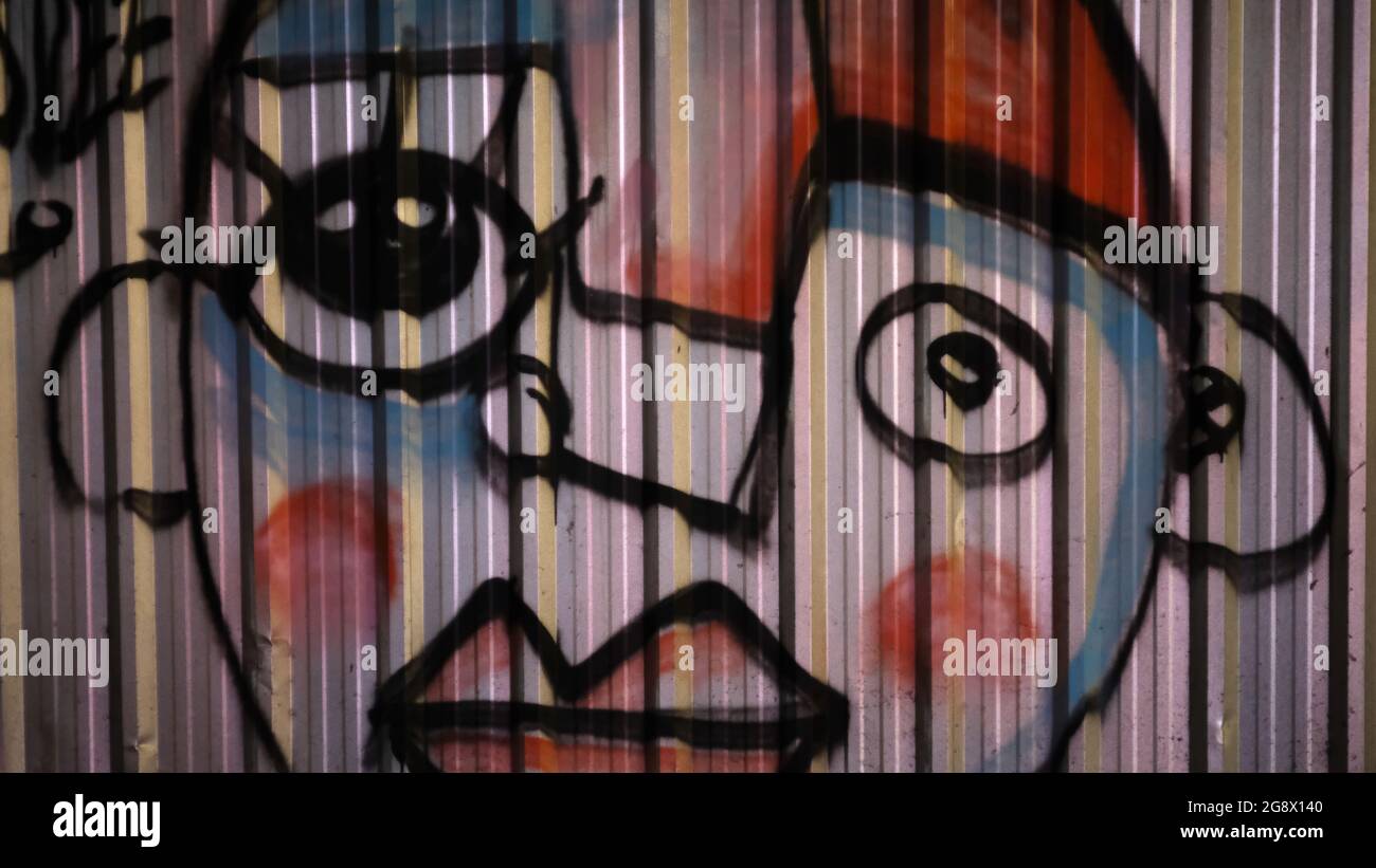 Sul fronte nel vostro volto che guarda a voi pittura opere d'arte su Steel Shutter Doors Sukhumvit Road Bangkok Thailandia Foto Stock
