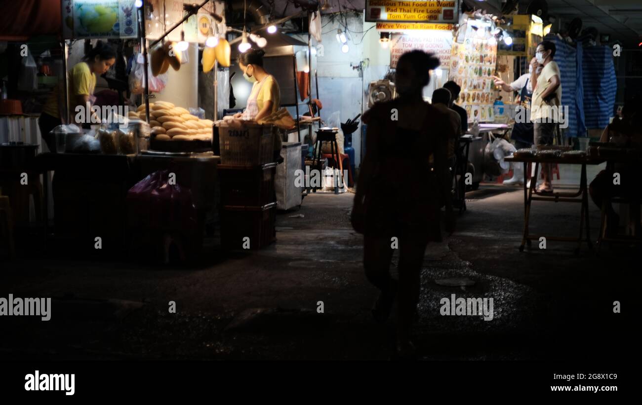 Night Street Food Market vicino alla stazione di Thong lo BTS Bangkok Thailandia Foto Stock