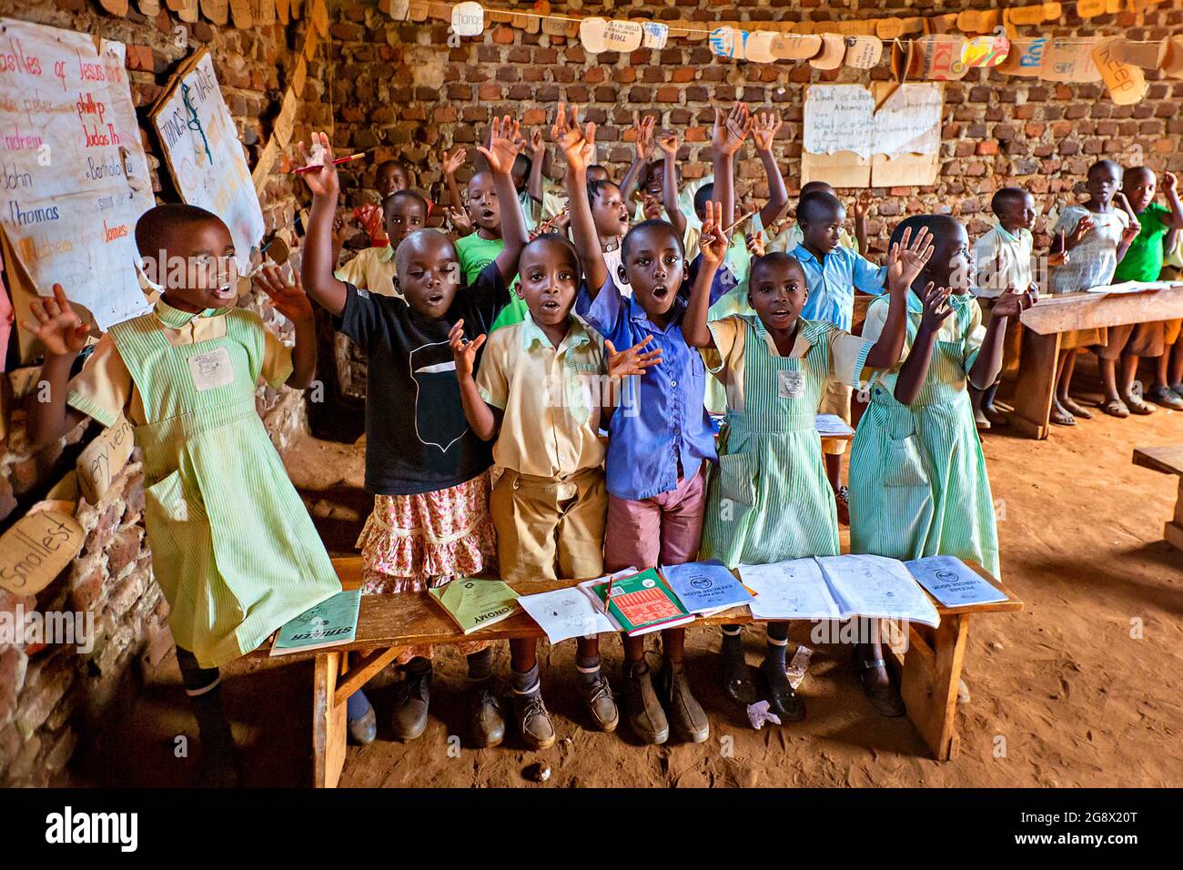 Bambini nella scuola elementare locale a Kibale, Uganda Foto Stock