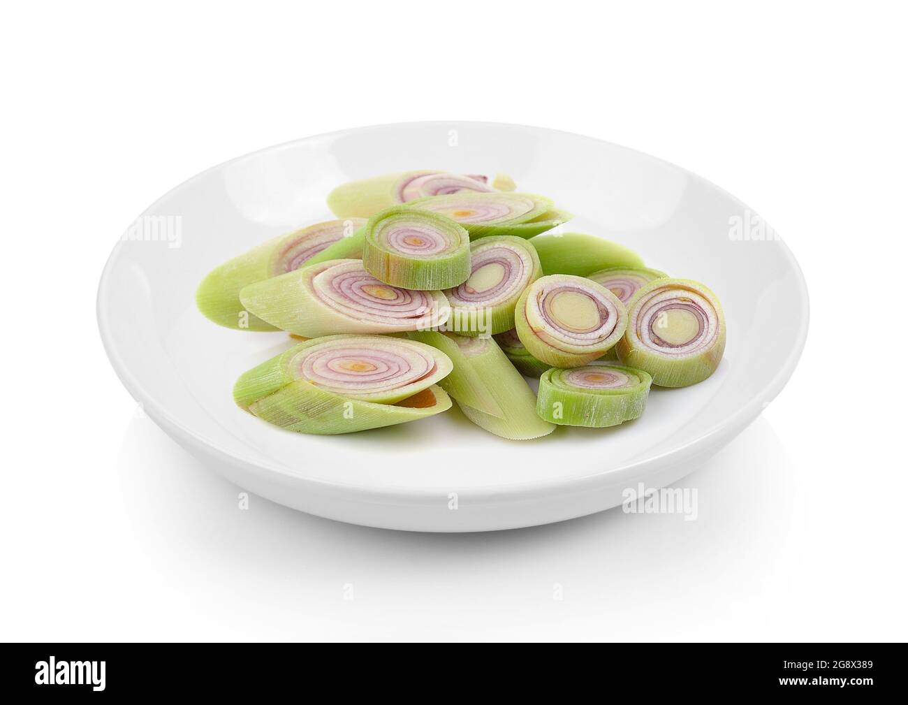 erba di limone in piatto su sfondo bianco Foto Stock