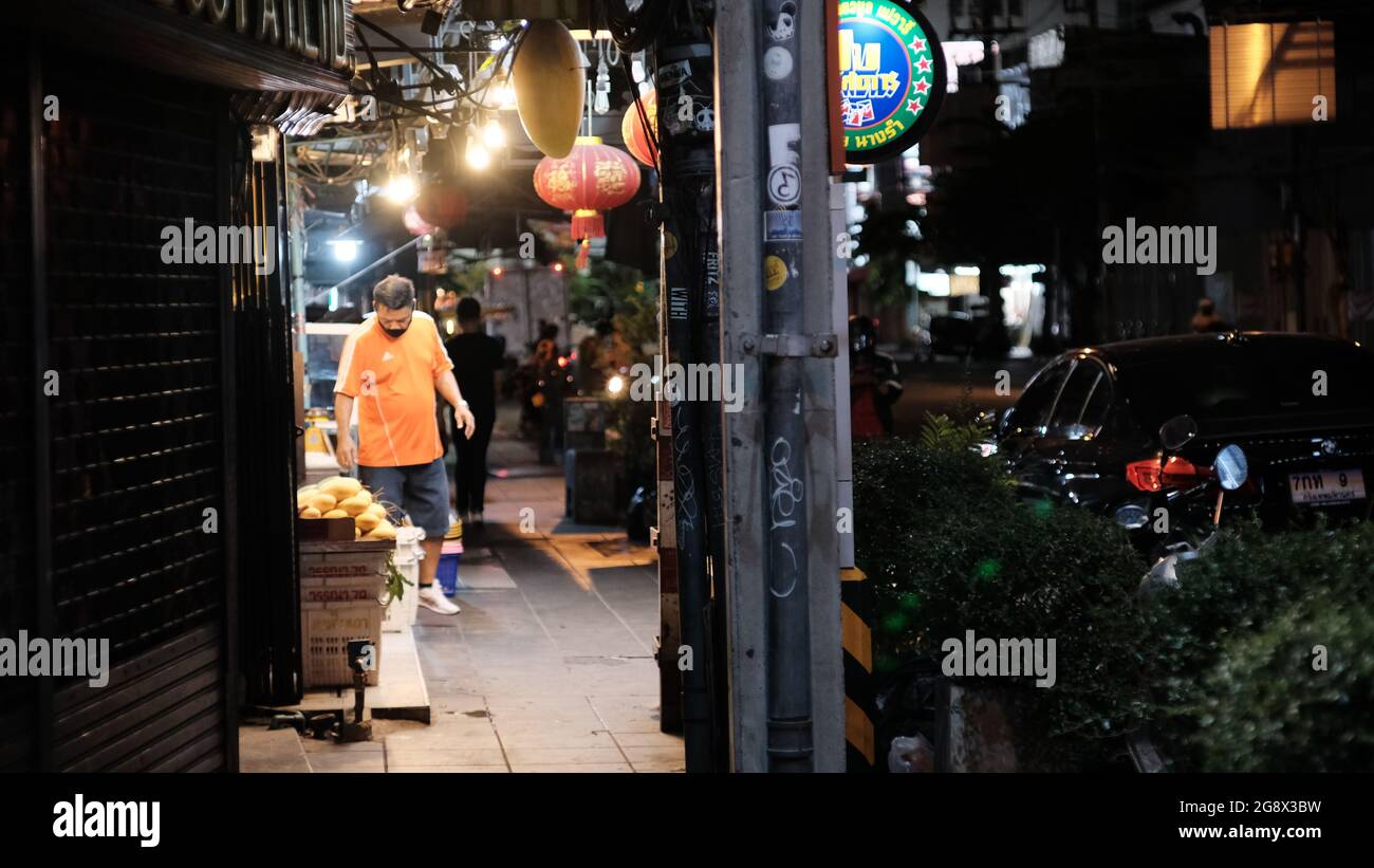 Uomo che indossa maschera al mercato notturno Soi Thong lo Bangkok Thailandia Foto Stock