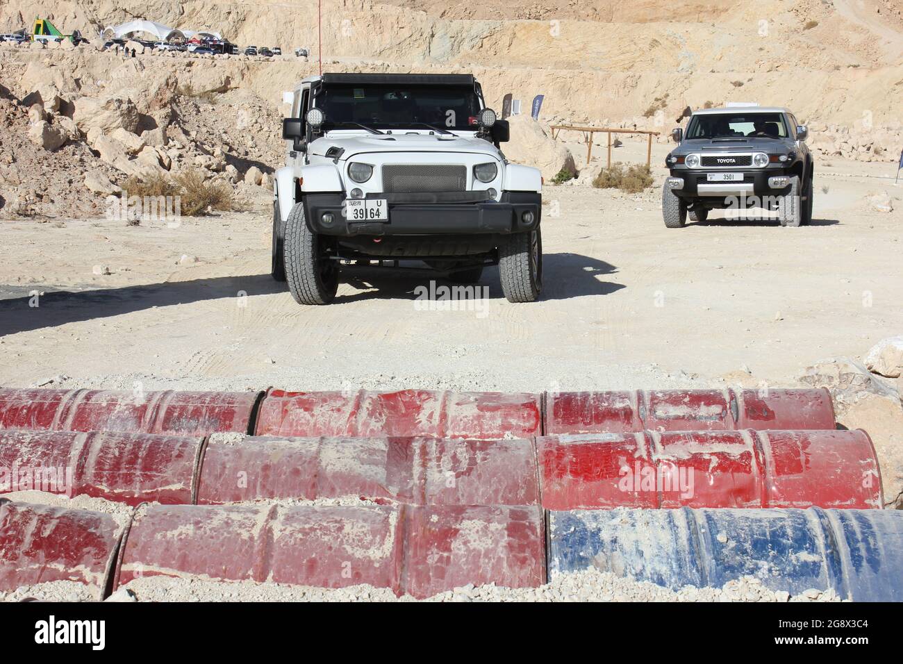 Un veicolo 4x4 negozia l'ostacolo fuori strada di Drum Shake al 'XQuarry' off-Road e al Parco Avventura nel deserto di Mleiha, Sharjah, Emirati Arabi Uniti. Foto Stock