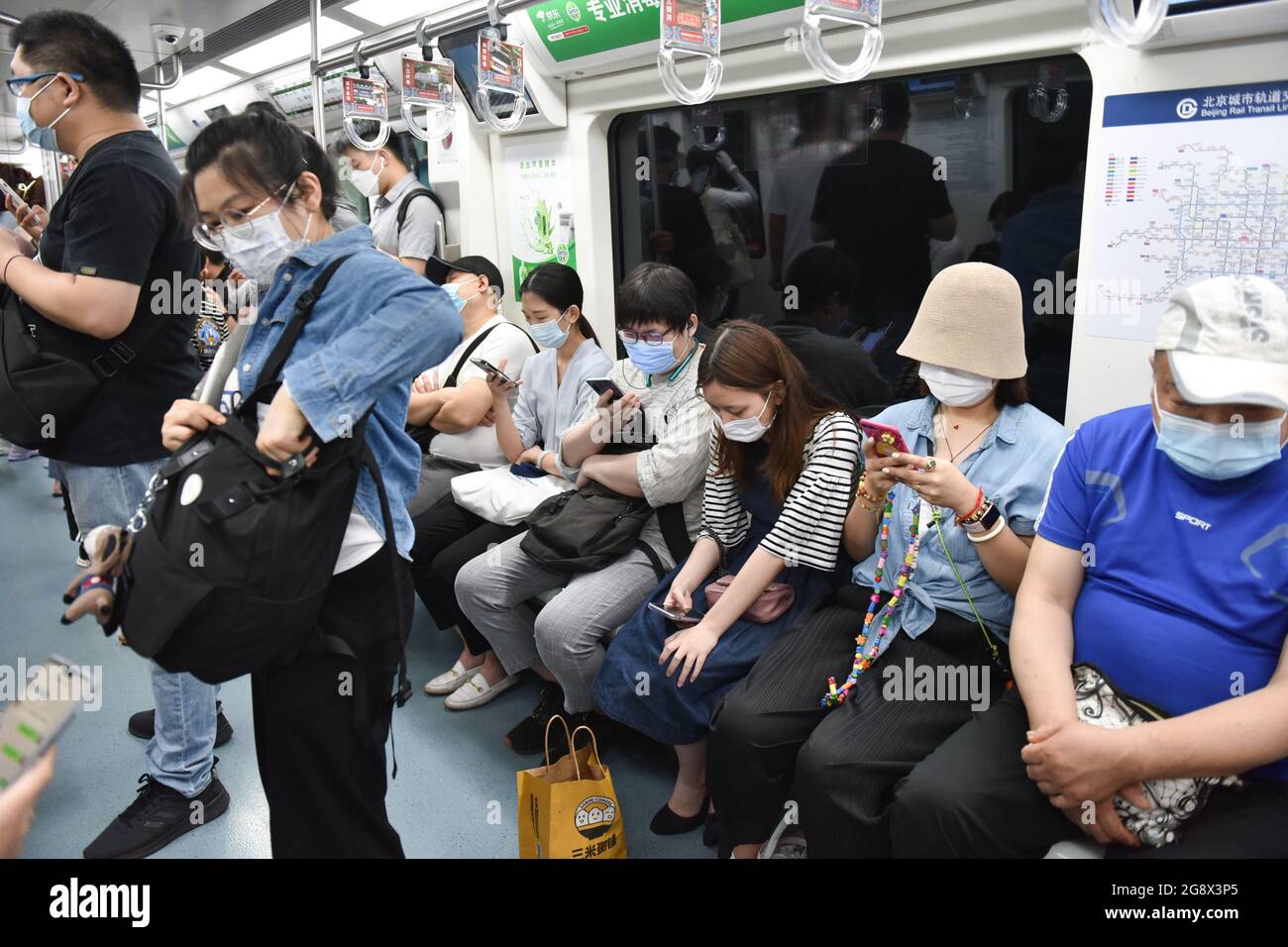Le persone che indossano maschere per il viso come misura preventiva usano un tram a Pechino. Giovedì 22 luglio 2021, un alto funzionario sanitario cinese ha dichiarato che la Cina non può accettare il piano dell'Organizzazione mondiale della sanità per la seconda fase di uno studio sulle origini del COVID-19. Foto Stock