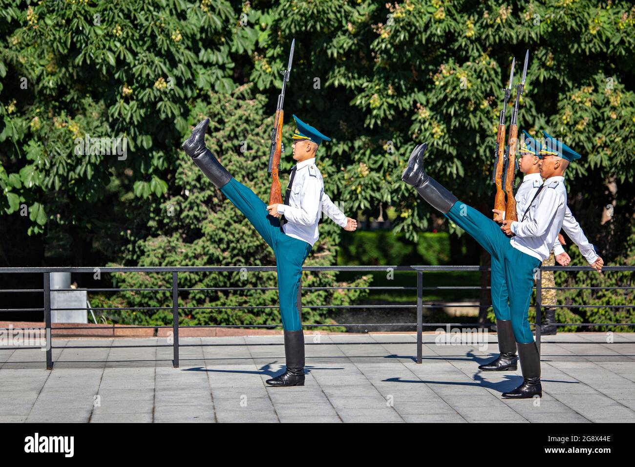 Cambio della cerimonia di guardia in Piazza Ala Too a Bishkek, Kirghizistan Foto Stock