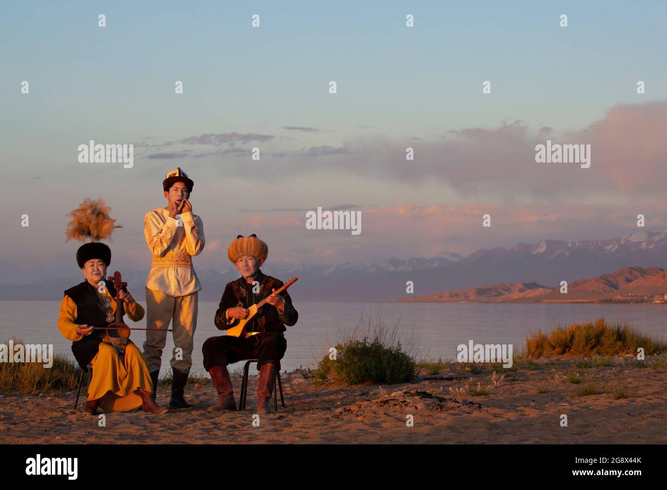 Musicisti che suonano strumenti tradizionali locali, a Issyk Kul, Kirghizistan. Foto Stock