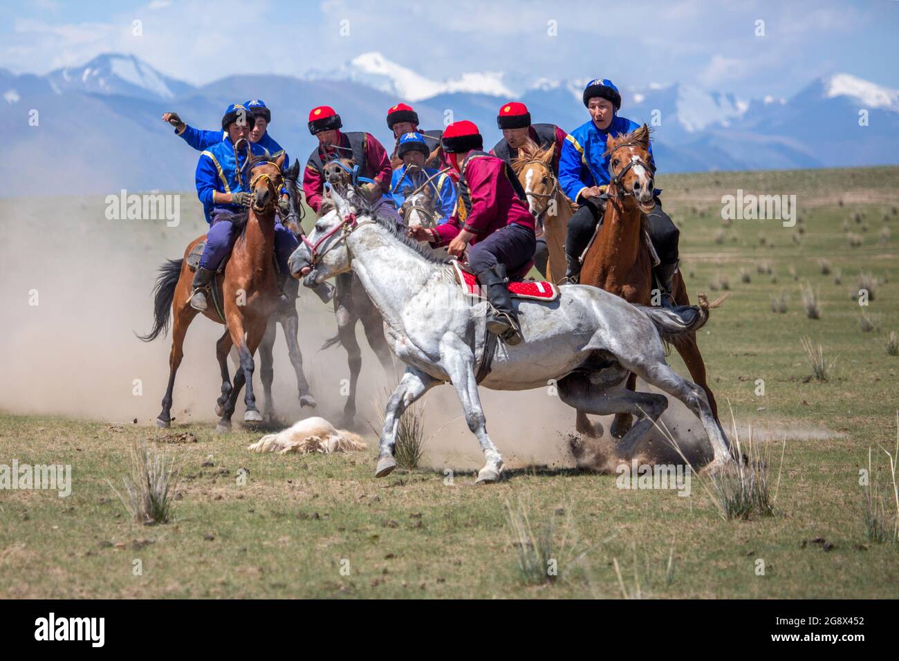 I cavalieri Nomad che giocano un tradizionale gioco di cavalli di Buzkashi conosciuto anche come Kokpar, in Issyk Kul, Kirghizistan. Foto Stock