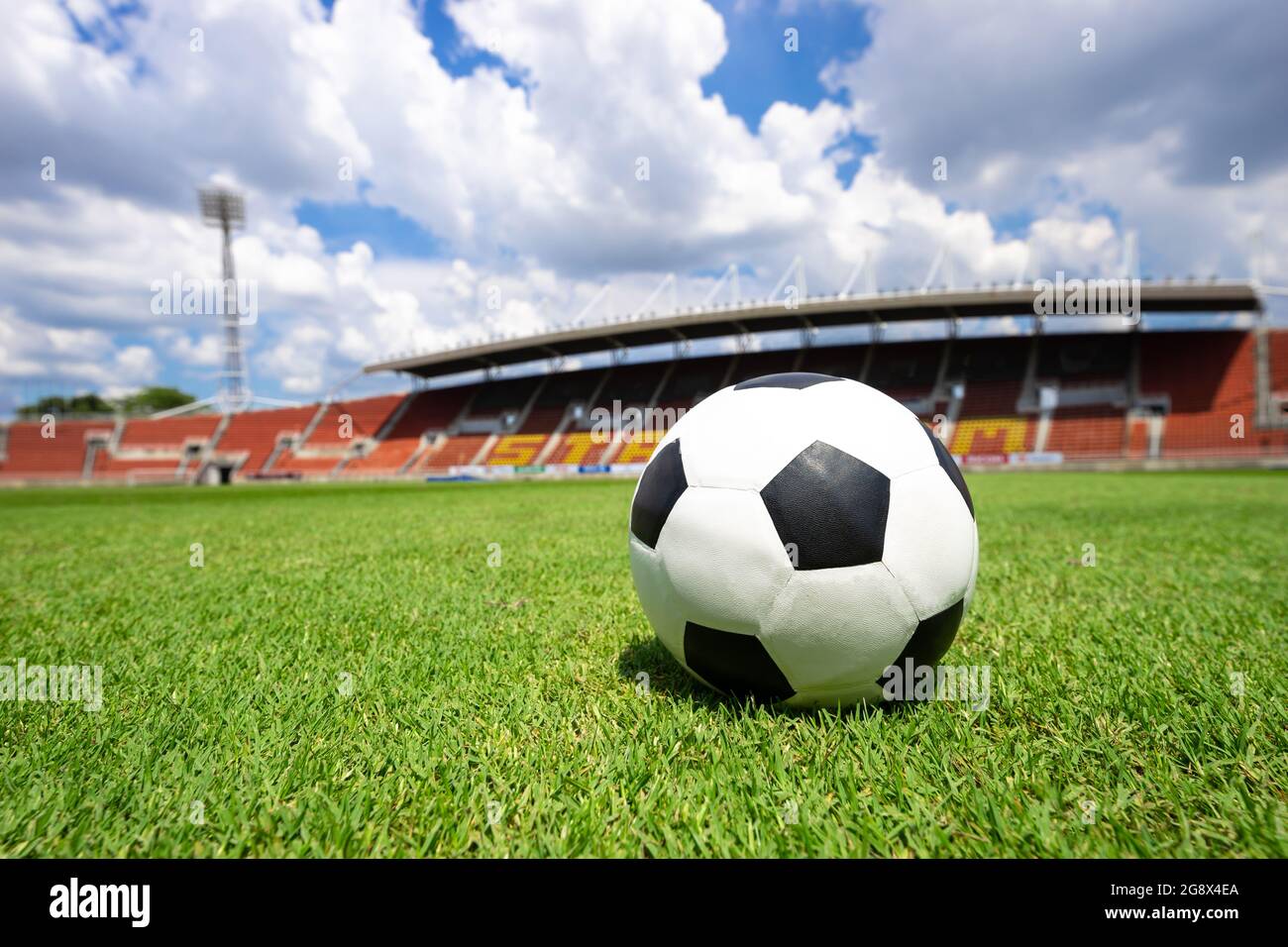 calcio palla su campo di calcio erba verde, campo di calcio atletica stadio e cielo blu sfondo Foto Stock