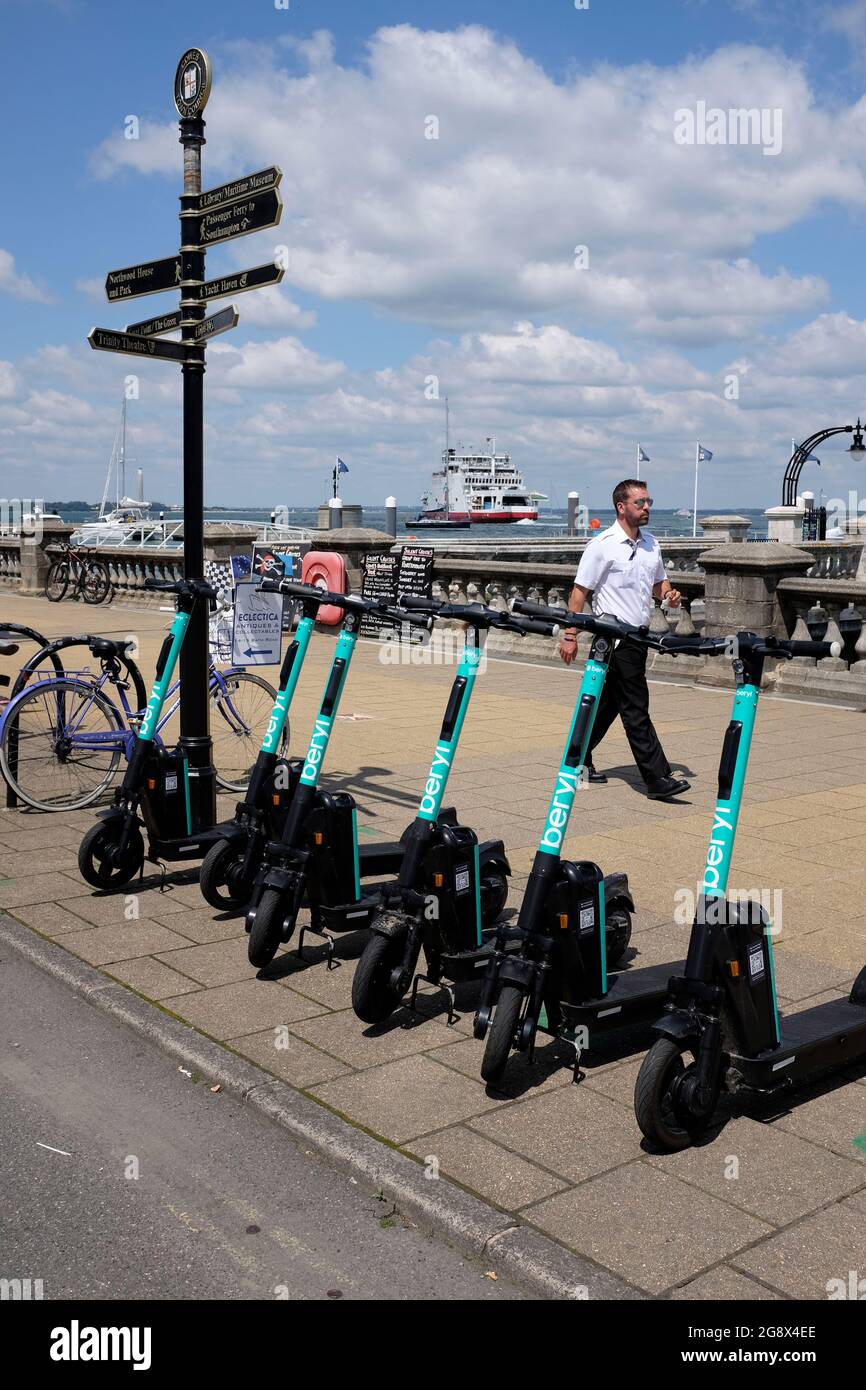 Beryl,batteria,e-scooter,e,spiaggia,1,scooter,noleggio,scooter, Cowes,Isola di Wight,Inghilterra,Gran Bretagna,britannico,UK, Foto Stock