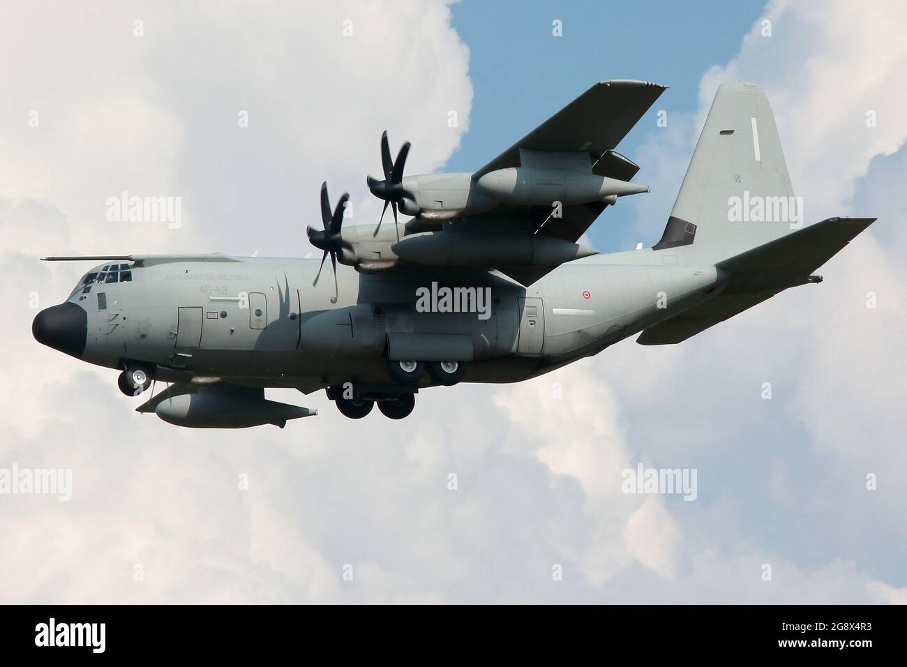 Una C130J italiana atterra all'aeroporto internazionale di Torino - caselle dopo il decollo dalla base dell'Aeronautica militare Italiana di Pisa Foto Stock