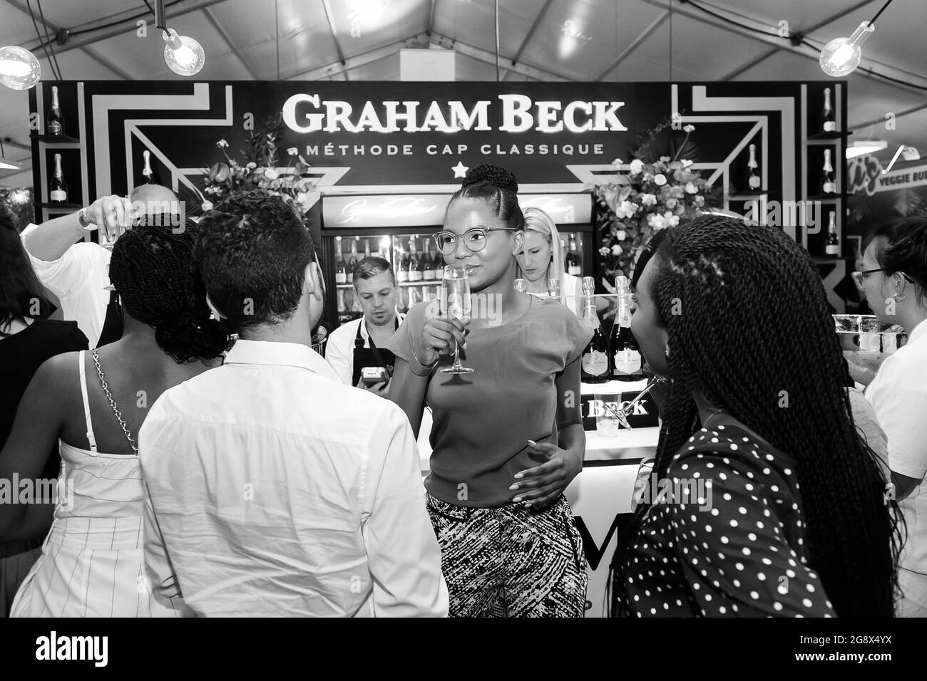 JOHANNESBURG, SUD AFRICA - 05 gennaio 2021: Diverse persone mangiano, bevono e si godono una giornata in una fiera del cibo e del vino Foto Stock