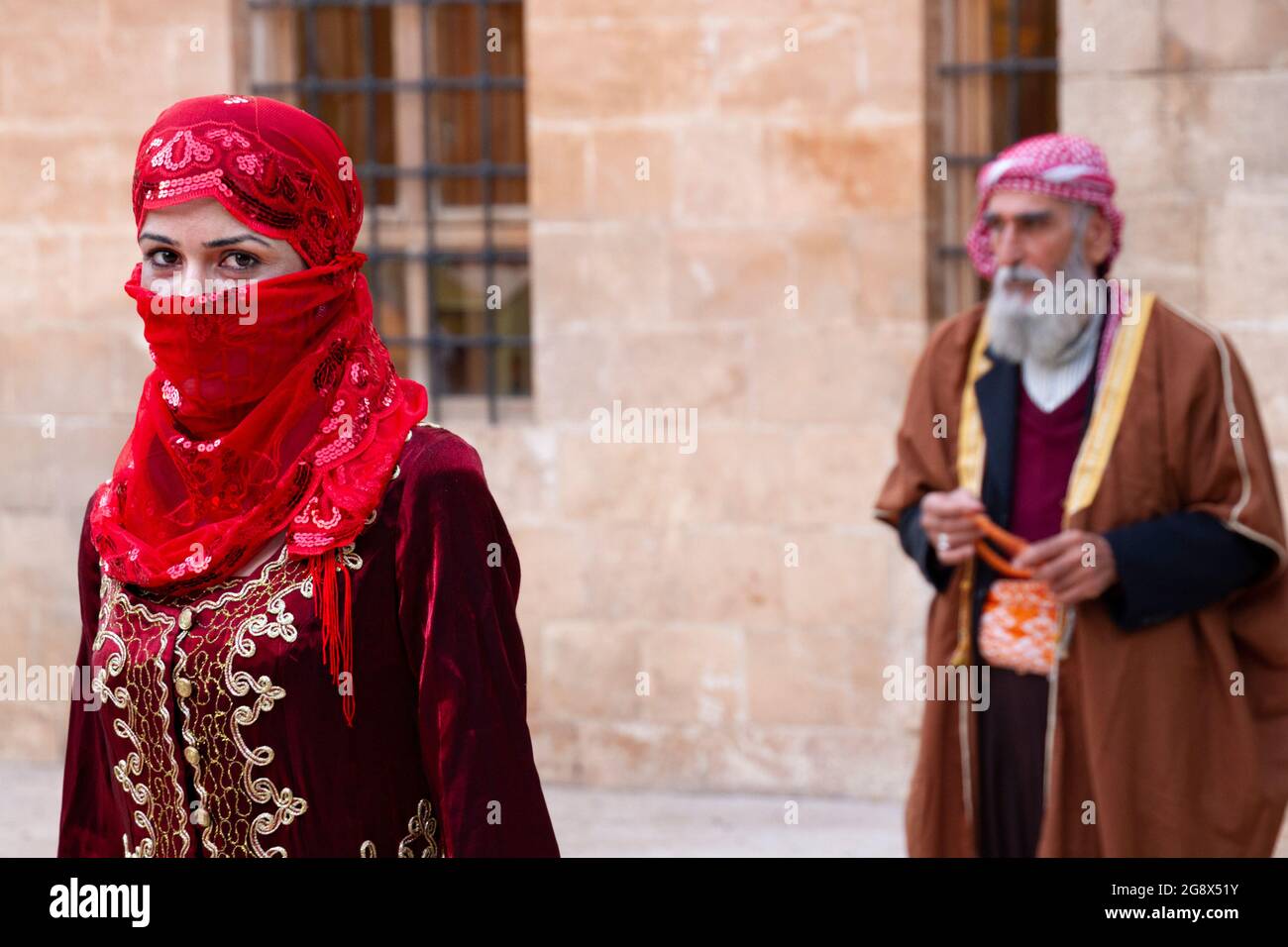 Uomo e donna locali in abiti tradizionali, Sanliurfa, Turchia Foto Stock