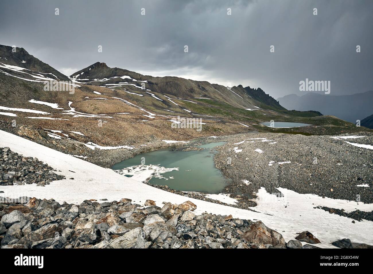 Splendido paesaggio di fiume nella valle di montagna e verde lussureggiante foresta su Almaty, Kazakistan Foto Stock