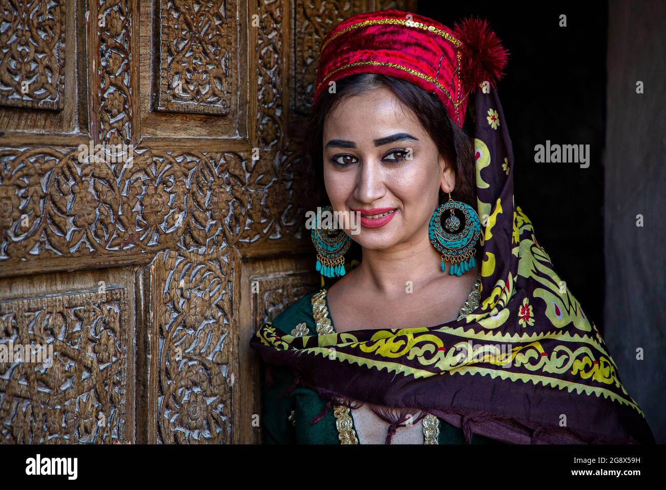 Ritratto di donna uzbeka in abiti tradizionali a Khiva, Uzbekistan Foto Stock