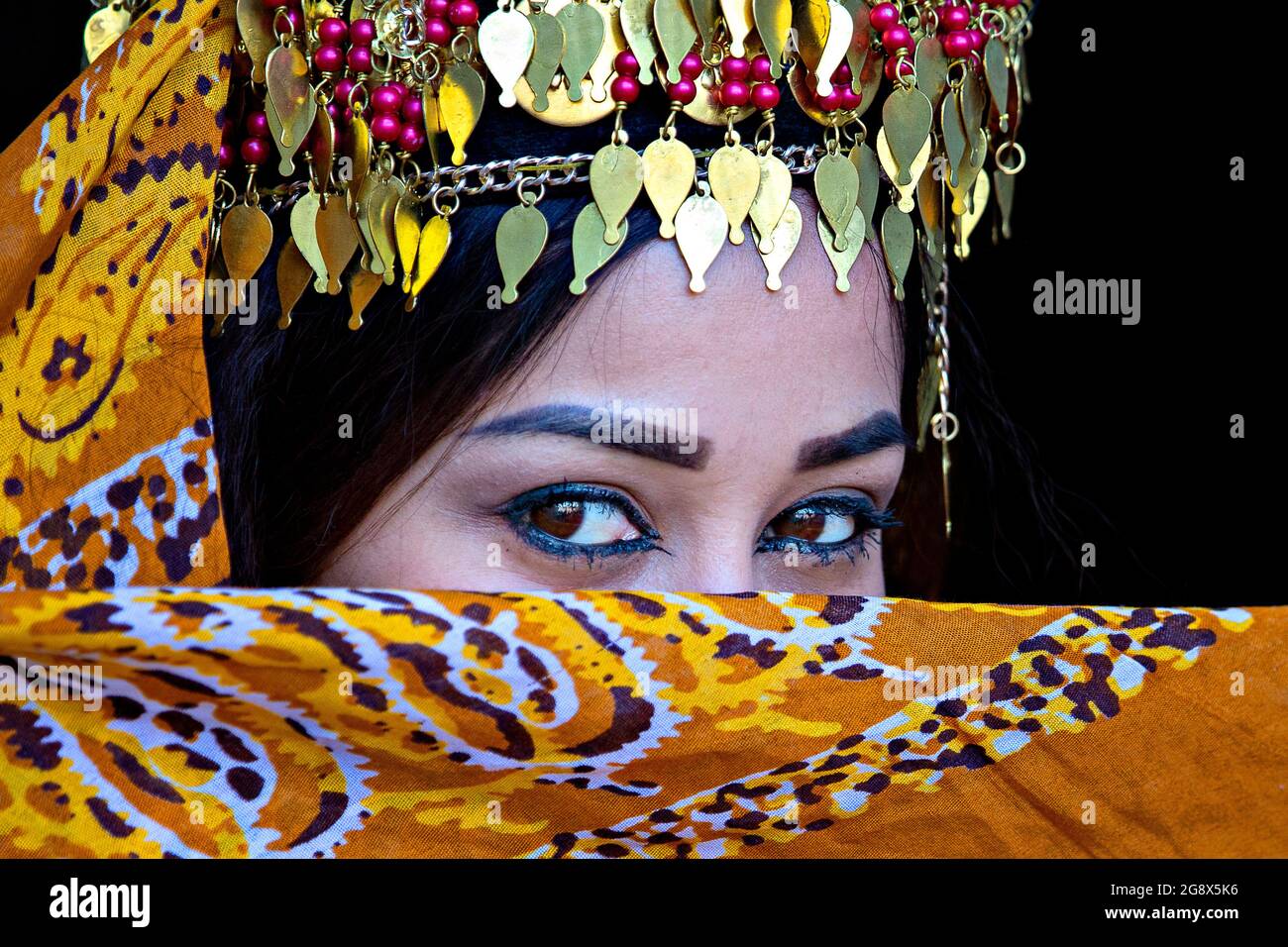 Ritratto di donna uzbeka in abiti tradizionali a Khiva, Uzbekistan Foto Stock