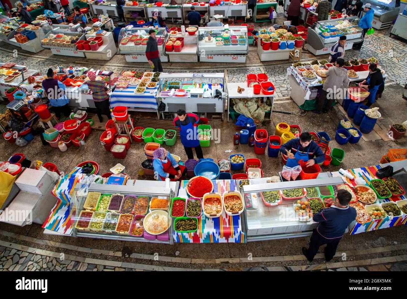 Vendor di verdure sott'aceto nel bazar di Chorsu a Tashkent, Uzbekistan Foto Stock
