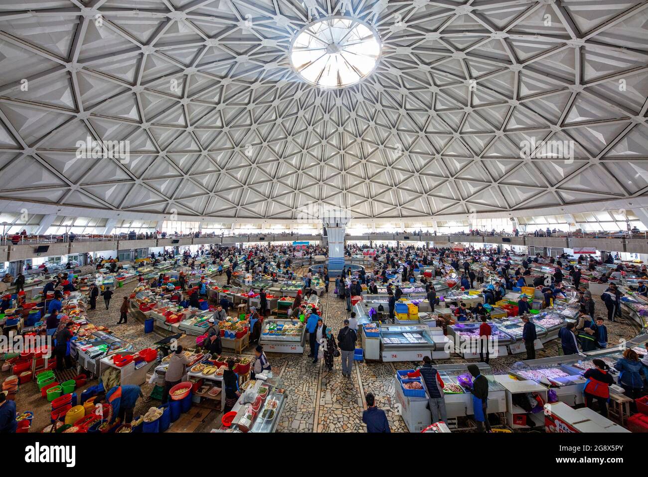 Chorsu Bazaar con il suo moderno tetto a Tashkent, Uzbekistan Foto Stock