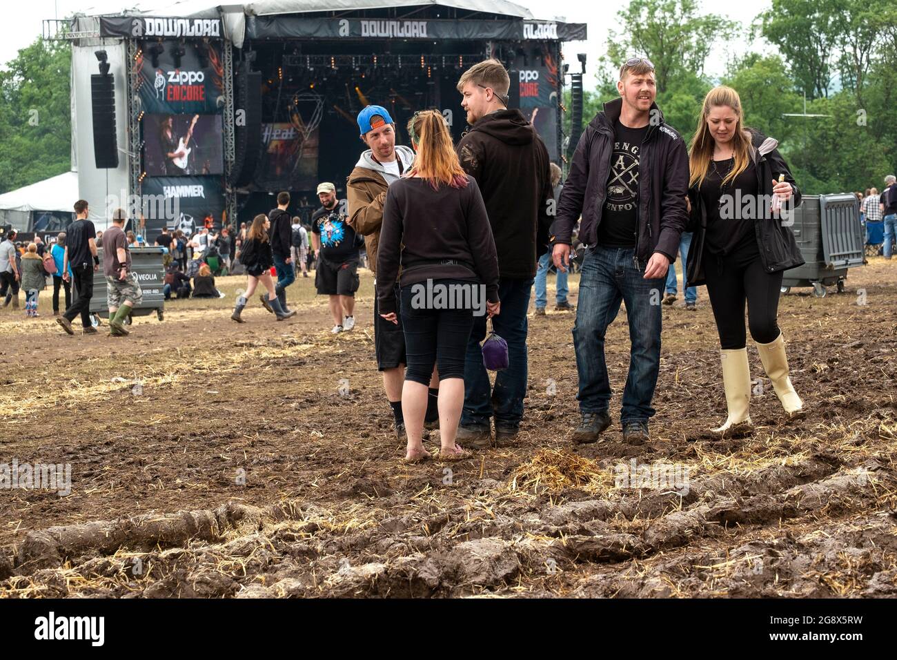 Persone in un festival di musica rock all'aperto fangoso Foto Stock