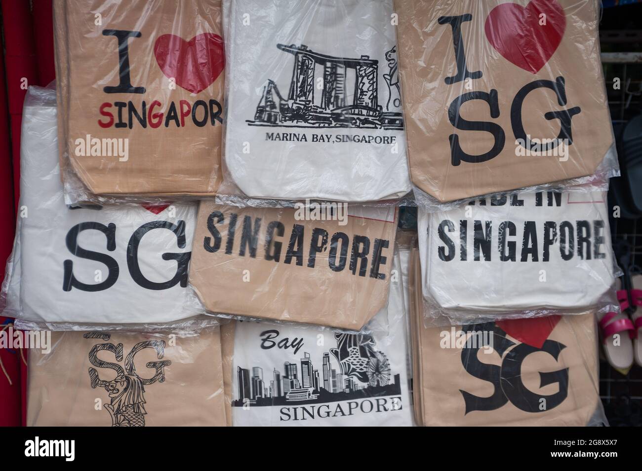 05.01.2021, Singapore, Repubblica di Singapore, Asia - UN negozio a  Chinatown vende borse fatte di stoffa con differenti temi e scritte di  Singapore Foto stock - Alamy