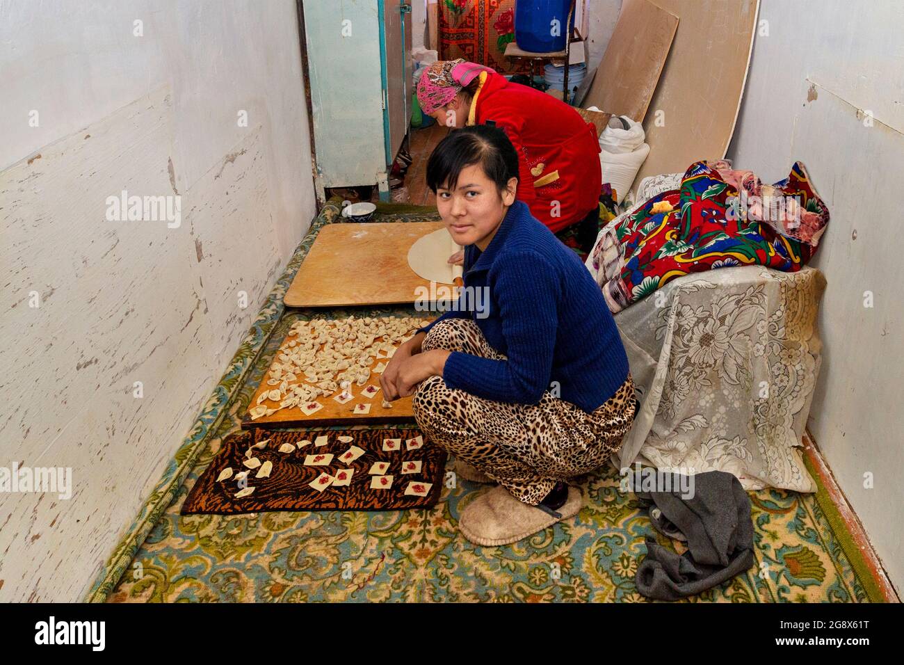 Donne uzbeche che fanno ravioli locali conosciuti come 'anti' a Nukus, Uzbekistan Foto Stock
