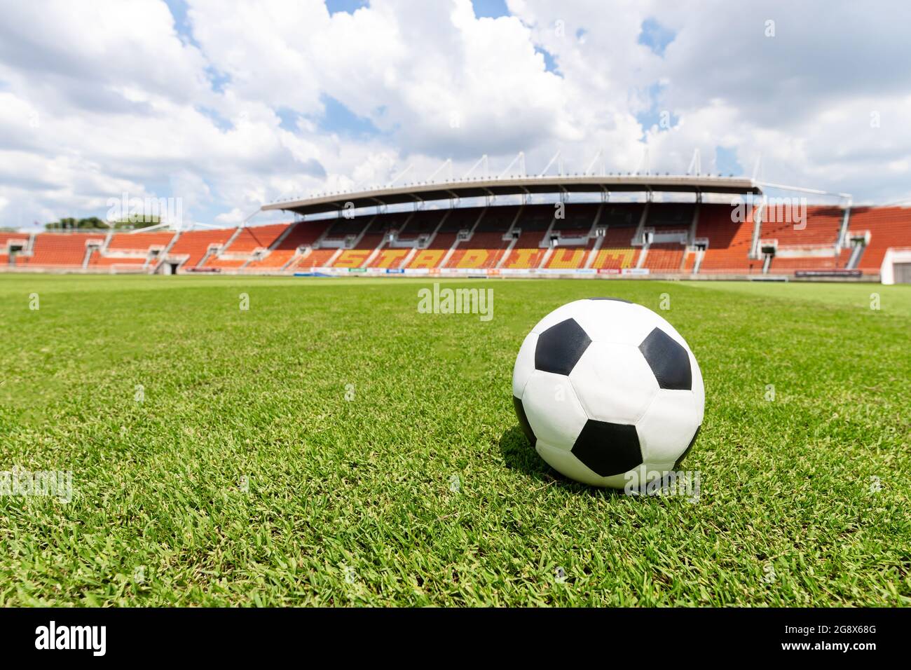 campo di calcio - palla su erba verde, campo di calcio atletica stadio e cielo blu sfondo Foto Stock