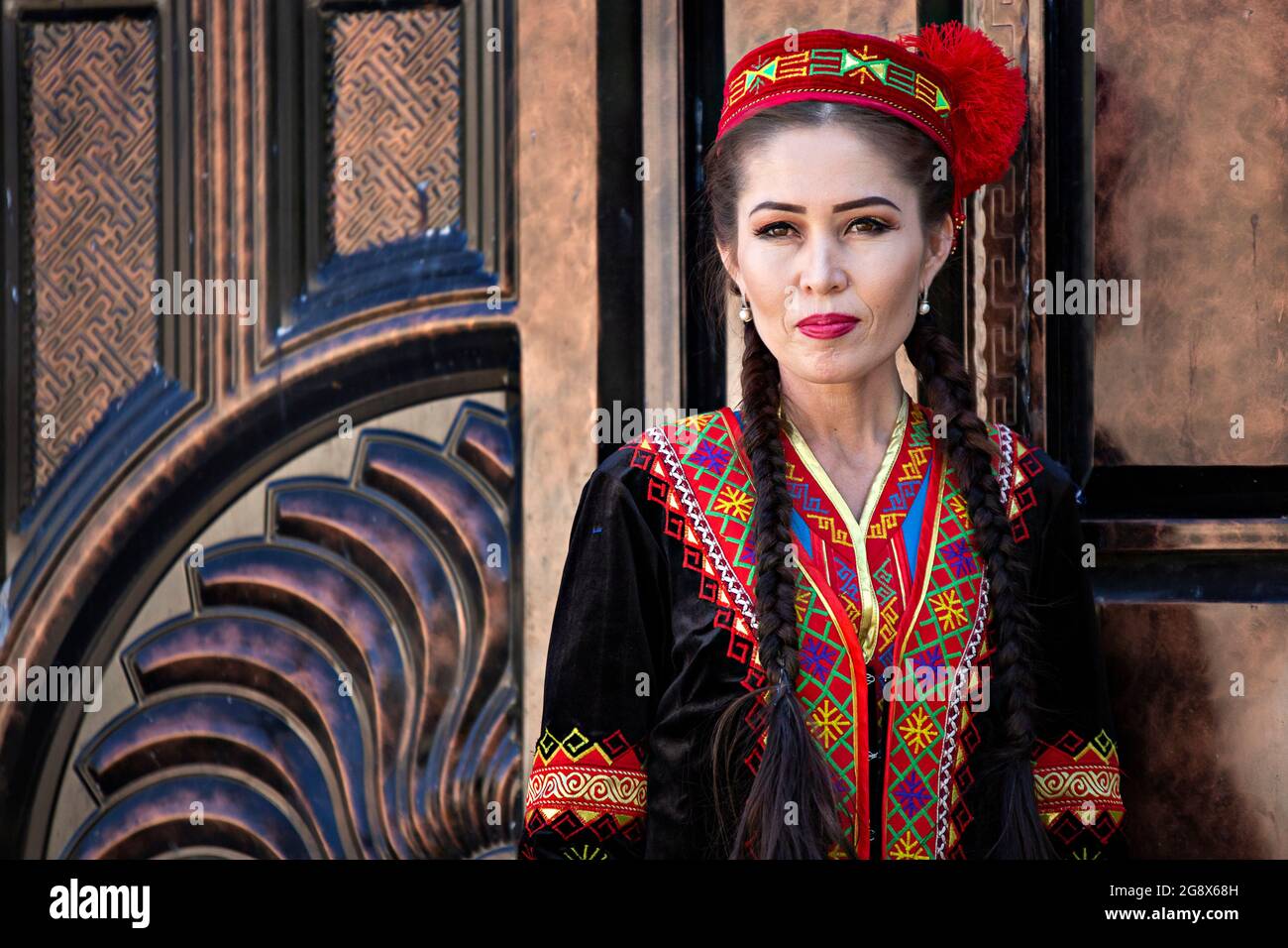 Donna uzbeka in abiti tradizionali a Nukus, Uzbekistan Foto Stock