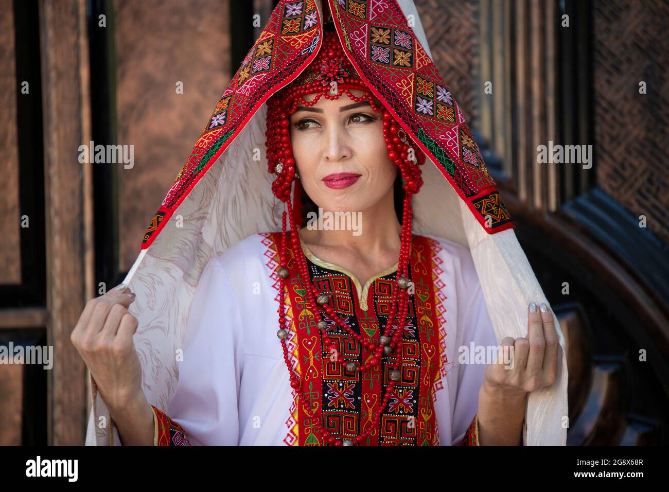 Donna uzbeka in abito da sposa tradizionale a Nukus, Uzbekistan Foto Stock