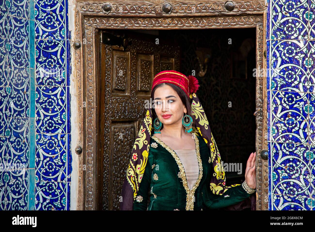Ritratto di donna uzbeka in abiti tradizionali a Khiva, Uzbekistan Foto Stock