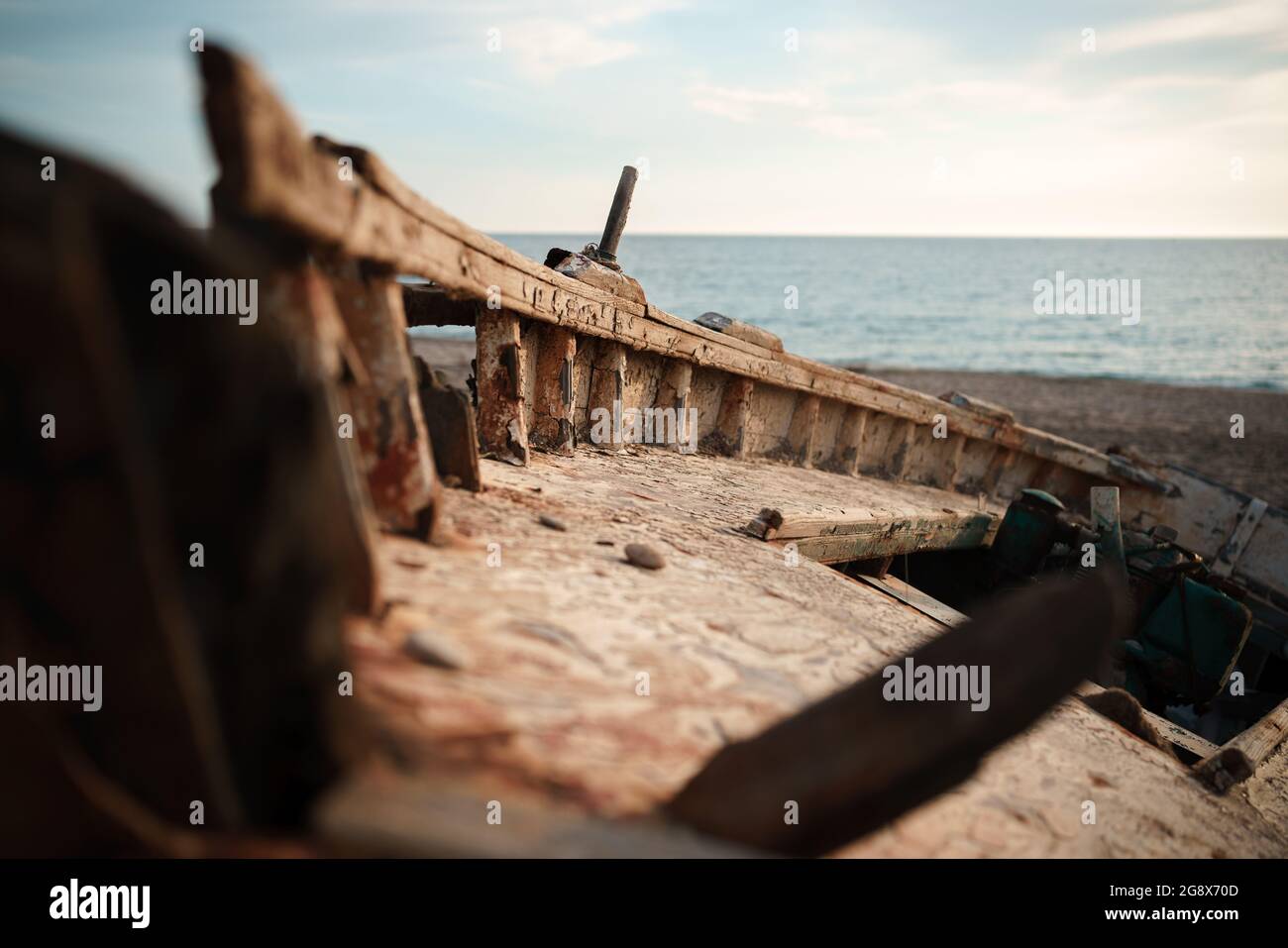 Vecchia barca di legno abbandonata. Profondità di campo poco profonda. Foto Stock