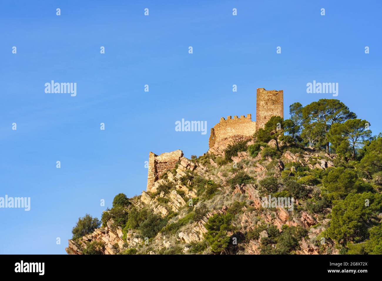 Castello in rovina sulla cima di una montagna. Castell de Serra, (Castello di Serra) Valencia, Spagna. Foto Stock