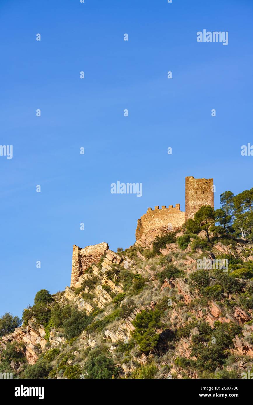 Castello in rovina sulla cima di una montagna. Castell de Serra, (Castello di Serra) Valencia, Spagna. Foto Stock