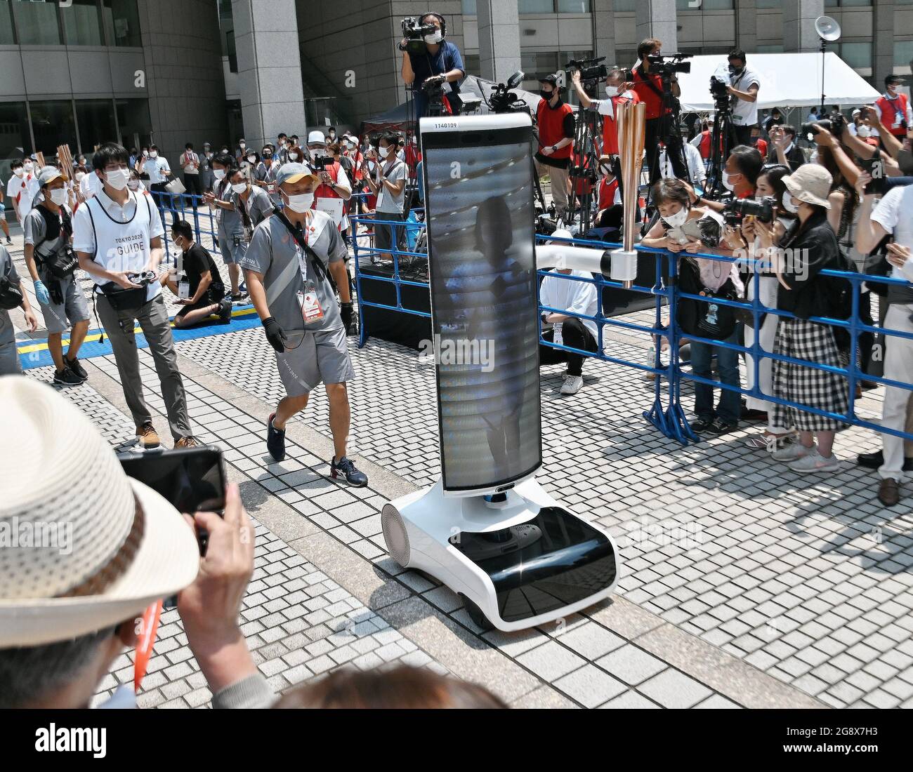 Tokyo, Giappone. 23 luglio 2021. I portatori di torcicolio arrivano alla piazza Citizen dell'ufficio del governo metropolitano di Tokyo, Giappone, venerdì 23 luglio 2021. Foto di Keizo Mori/UPI Credit: UPI/Alamy Live News Foto Stock