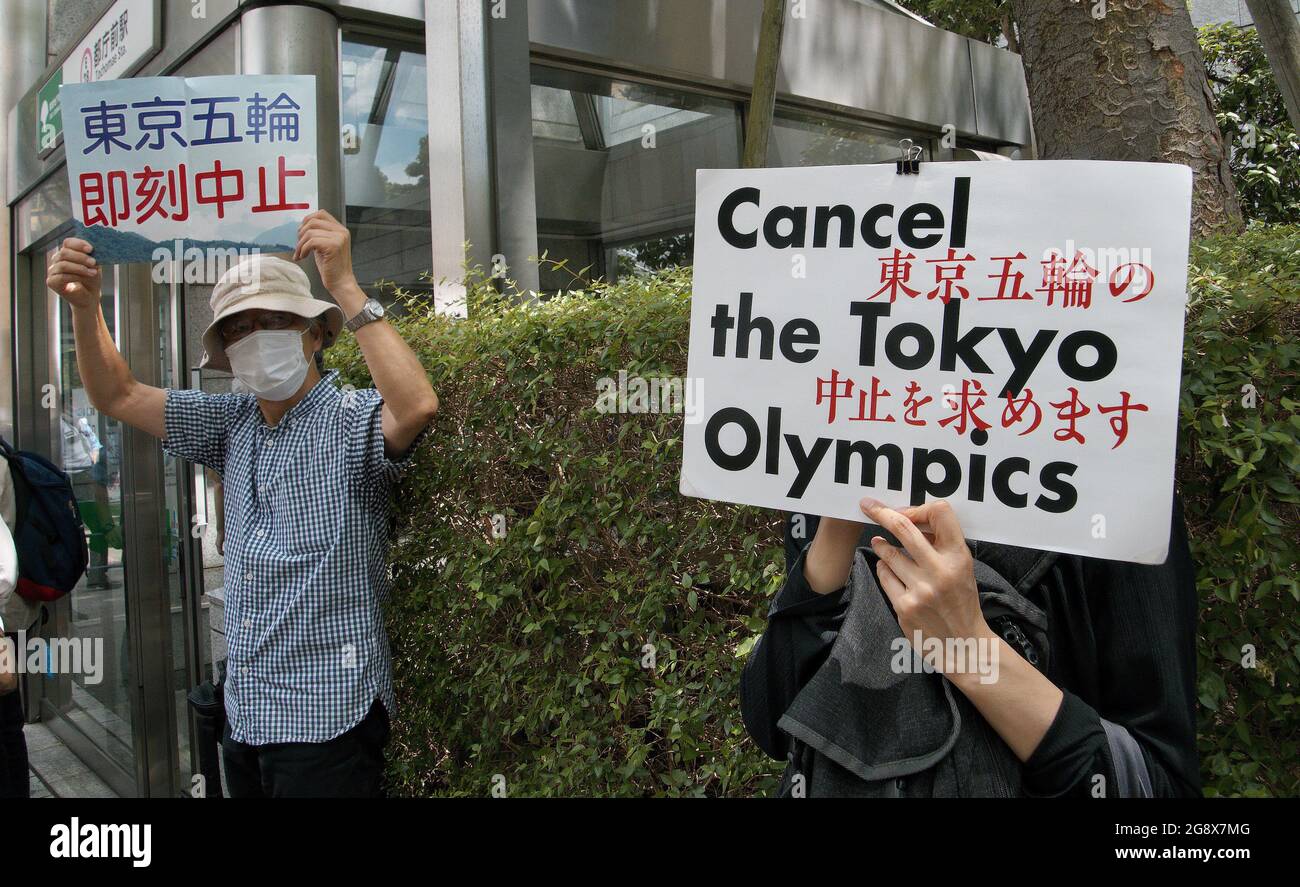 Tokyo, Giappone. 23 luglio 2021. I manifestanti anti anti anti anti-olimpici si riuniscono nei pressi dell'ufficio del governo metropolitano di Tokyo, in Giappone, venerdì 23 luglio 2021. Foto di Keizo Mori/UPI Credit: UPI/Alamy Live News Foto Stock