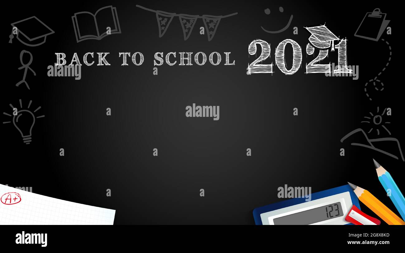 Torna a scuola 2021 banner vettoriale con matite colorate, calcolatrice, carta e gesso disegnati su lavagna. Formazione concettuale con testo di ritorno a scuola Illustrazione Vettoriale