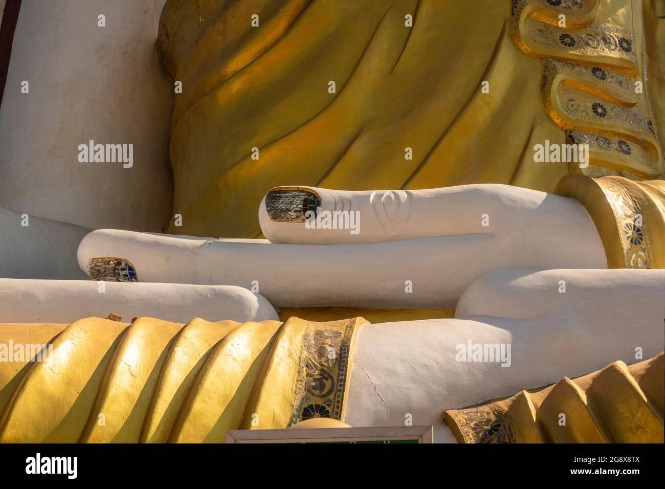 Mani della grande statua del Buddha nella Pagoda di Kyaik Pun un piccolo monastero buddista vicino alla città di Bago, Myanmar Foto Stock