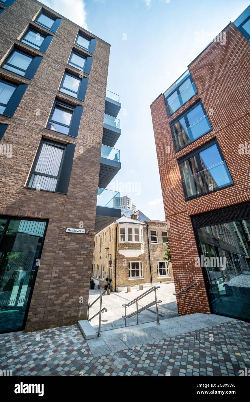 Londra - Luglio 2021: Il quartiere RAM, un nuovo sviluppo residenziale nel centro di Wandsworth Town nel sud-ovest di Londra con un mix di nuovo e patrimonio Foto Stock