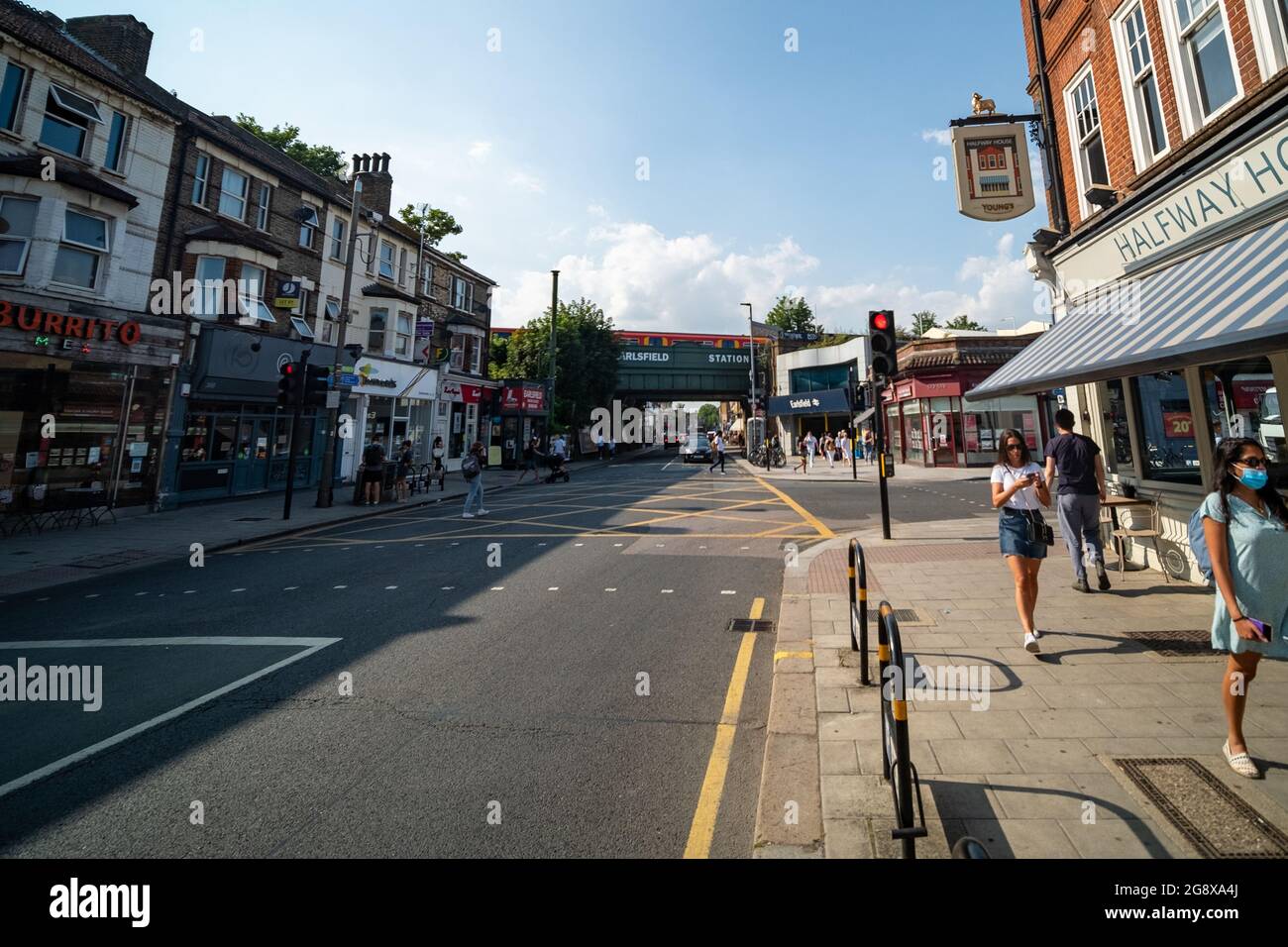 Londra - Luglio 2021: Garratt Lane a Earlsfield, una strada alta di negozi e punti di ristoro nel sud-ovest di Londra Foto Stock