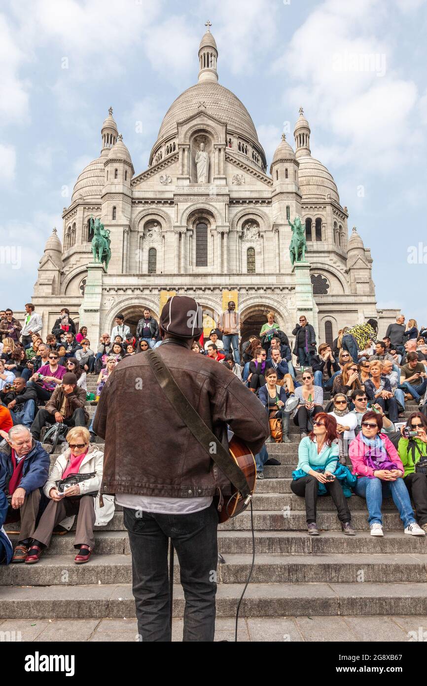 Folla di turisti si sono riuniti ai piedi della Basilica del Sacro cuore di Montmartre, a Parigi Foto Stock