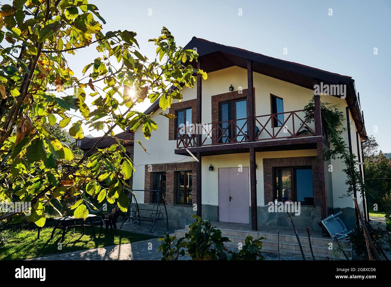 Ricostruita vecchia casa in stile alpino a Mtskheta, Georgia. Foto Stock