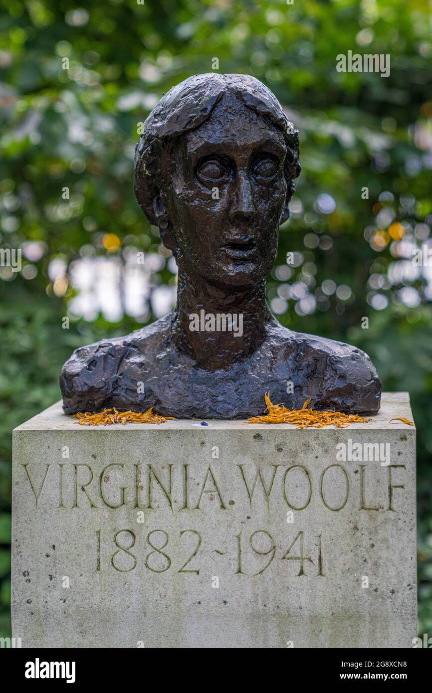 Virginia Woolf Tavistock Square London - Virginia Woolf busto 2004, copia in bronzo di un originale creato dallo scultore Stephen Tomlin nel 1931. Foto Stock