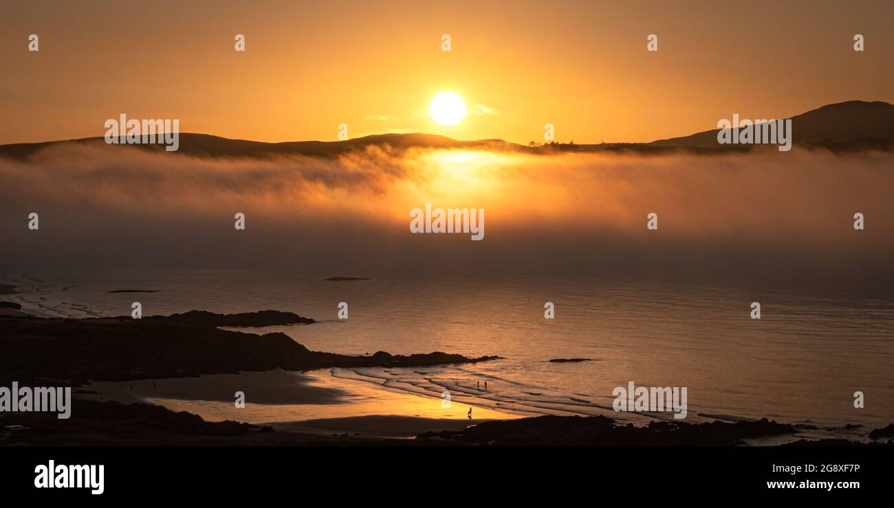 Vista aerea del tramonto sulla spiaggia di Culdaff a Donegal in Irlanda Foto Stock