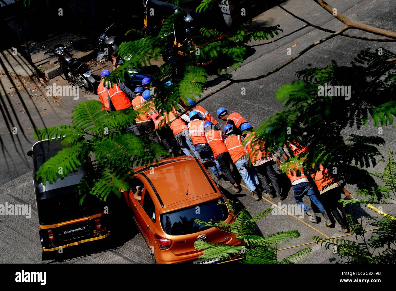 Lavoratori che tirano un cavo in fibra ottica per Internet veloce e cavo telefonico Installazione linee di alimentazione, elettricità industriale e concetto di comunicazione Foto Stock