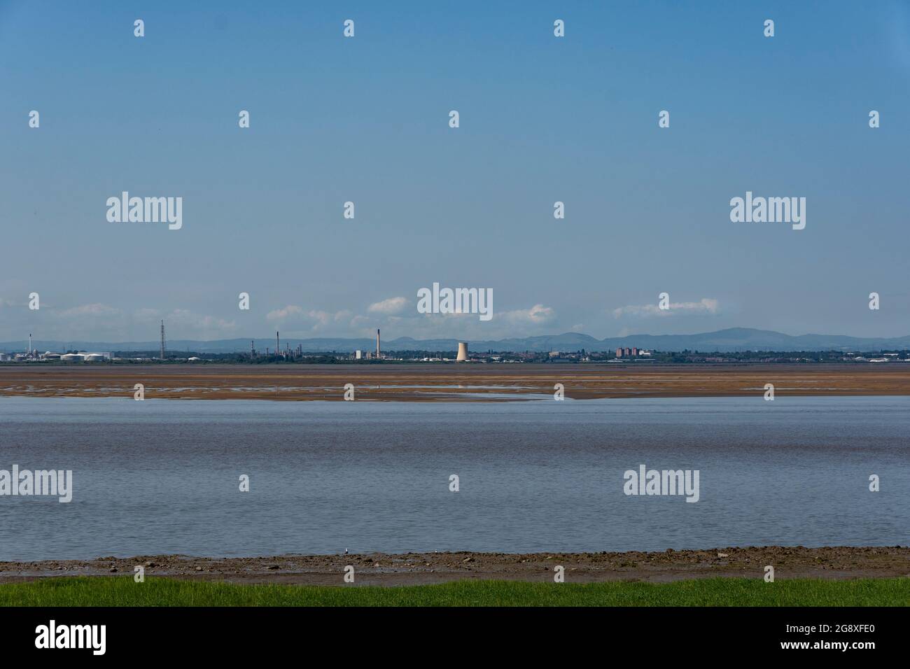 Guardando oltre il fiume Mersey dal faro di Hale Foto Stock