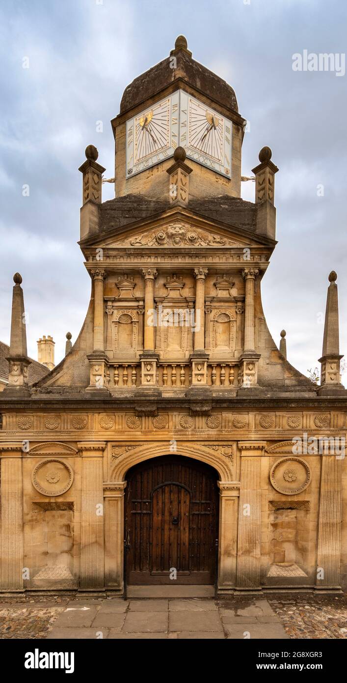 CAMBRIDGE ENGLAND CAIUS COLLEGE LA PORTA D'ONORE NEL PASSAGGIO DELLA CAMERA DEL SENATO Foto Stock